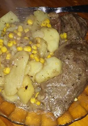 Una foto de Churrasco criollo con papas y choclo