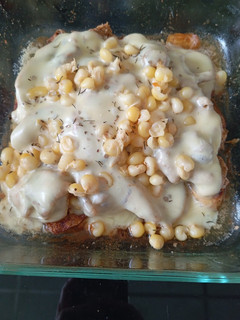 Una foto de Plátano y pollo al horno con queso