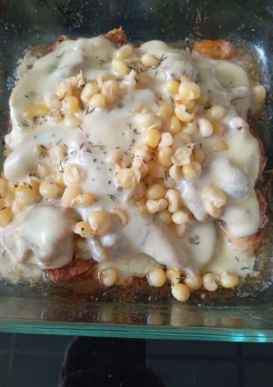 Una foto de Plátano y pollo al horno con queso