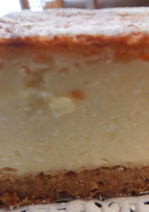 Una foto de Tarta de queso con crujiente de galletas y gelatina de fresas