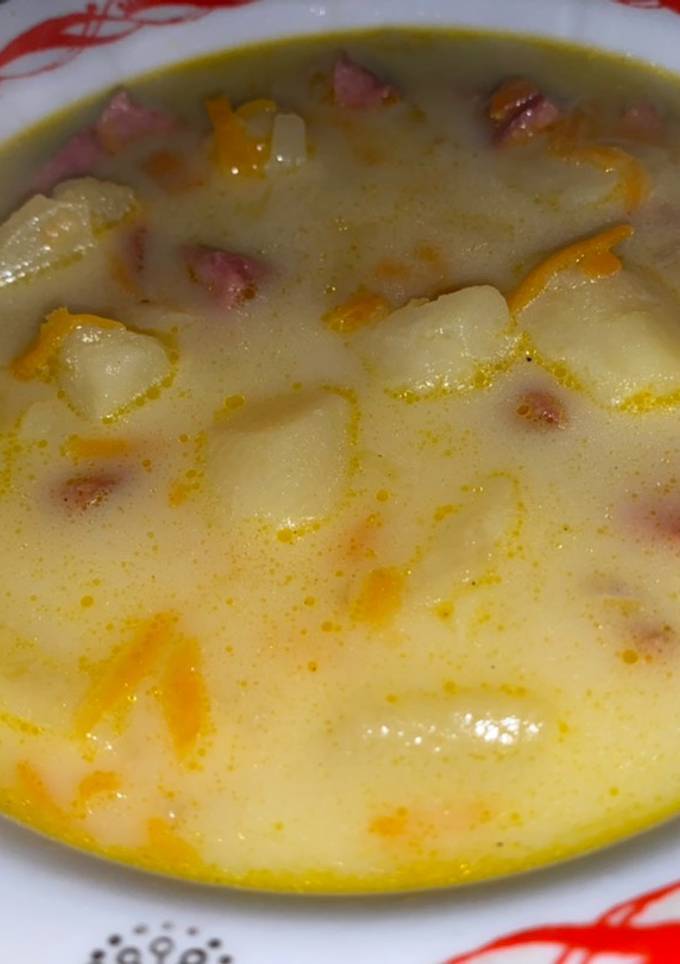 Суп із копченими ковбасками та плавленим сирком