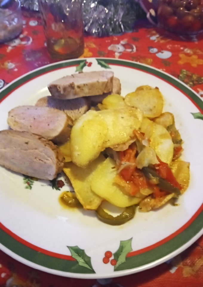 Una foto de Solomillo de cerdo al horno con papas panaderas