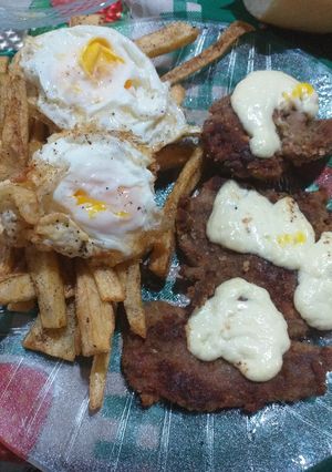 Una foto de Milanesas de guanaco con papas fritas