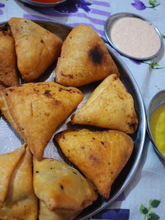 ગ્રીન મસાલા સમોસા (Green Masala Samosa Recipe In Gujarati) રેસીપી મુખ્ય ફોટો