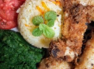 Una foto de Alitas de pollo con puré de espinaca y arroz con zanahoria🇵🇪