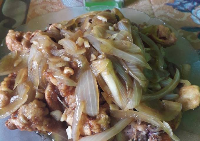 Bagaimana Menyiapkan Cumi Goreng Tepung Saus Mentega yang Enak