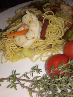Una foto de Prawn chow mein (fideos chinos con salteado de verduras y gambas)