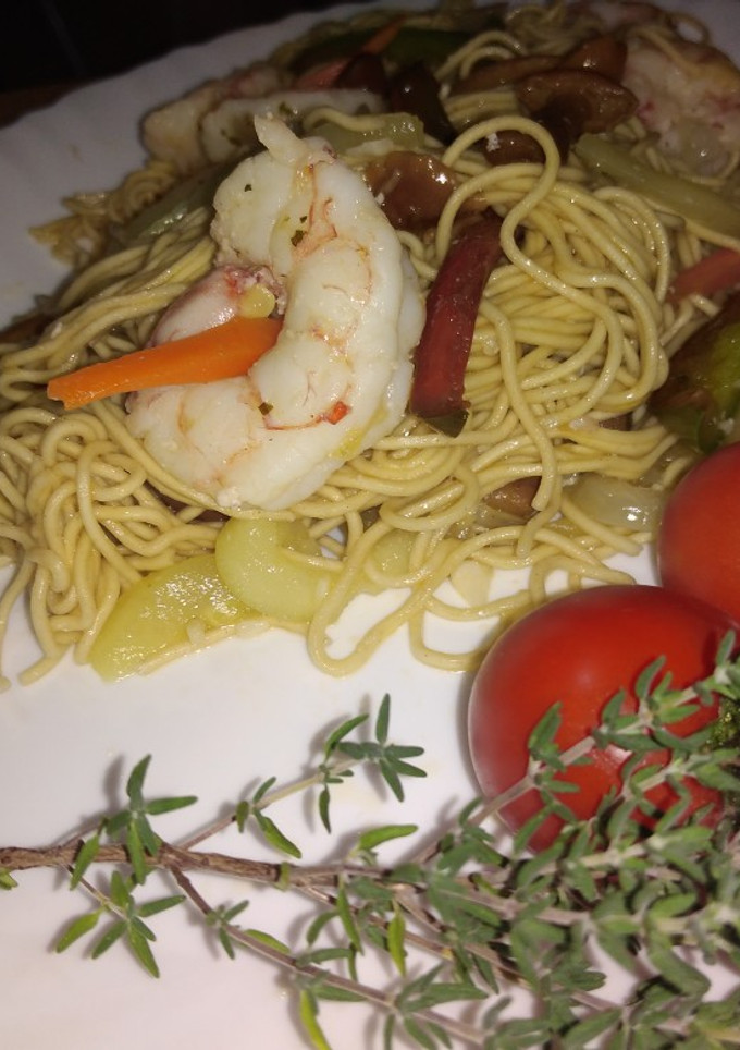 Una foto de Prawn chow mein (fideos chinos con salteado de verduras y gambas)