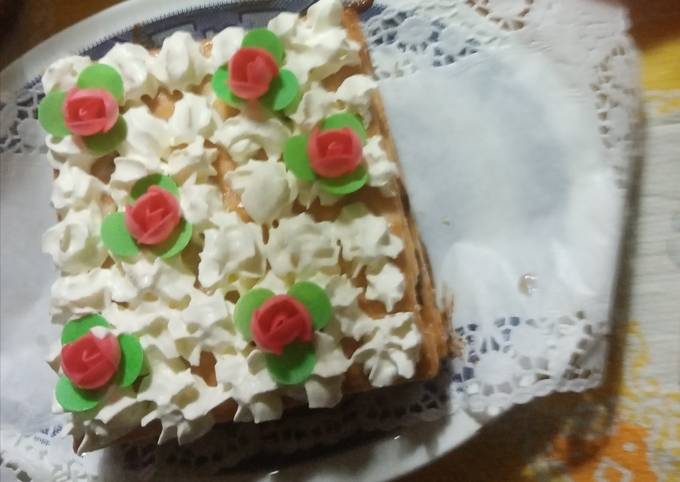 Torta millefoglie con frolla, crema al cioccolato e panna