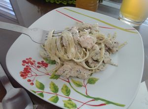 Una foto de Tallarines con pollo y salsa de cilantro