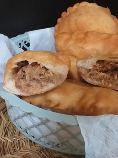 Una foto de Empanadas de jurel y salsa de tomate