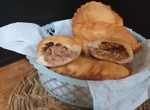 Una foto de Empanadas de jurel y salsa de tomate
