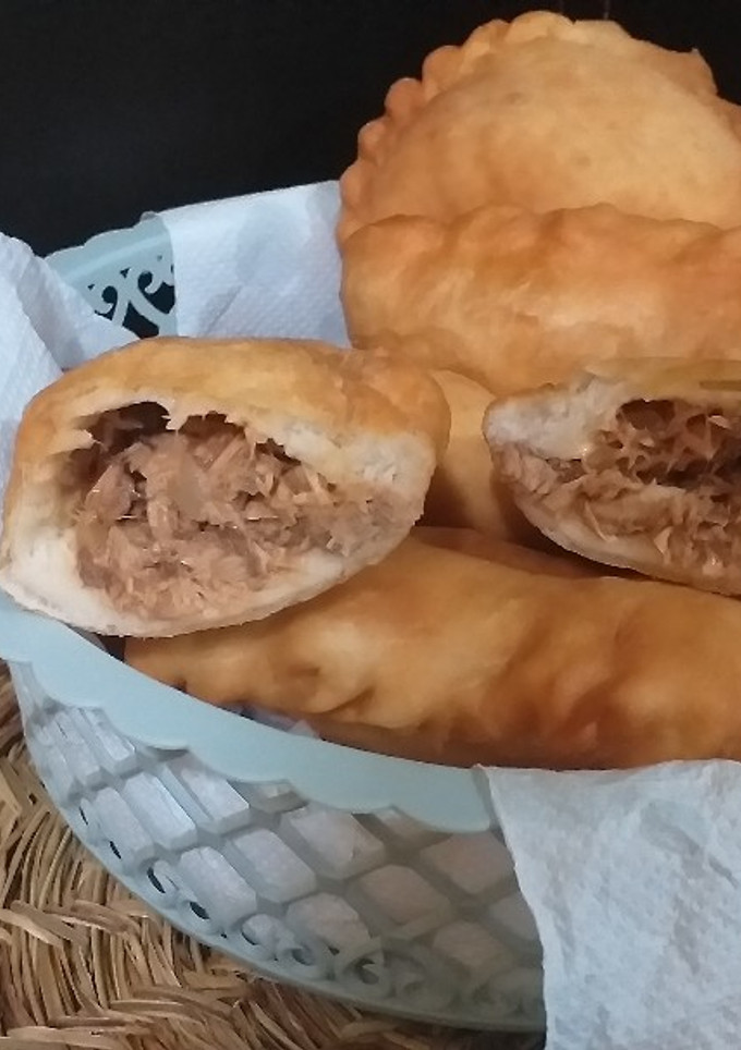 Una foto de Empanadas de jurel y salsa de tomate
