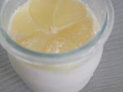 Une photo de zestes citrons