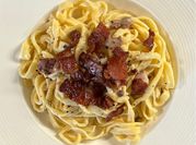 Una foto di pasta con guanciale gricia