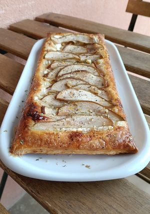 Una foto de Tartaleta de Pera, Brie, Miel y Nueces