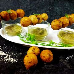 A picture of Falari samak rice balls in hari chutney.