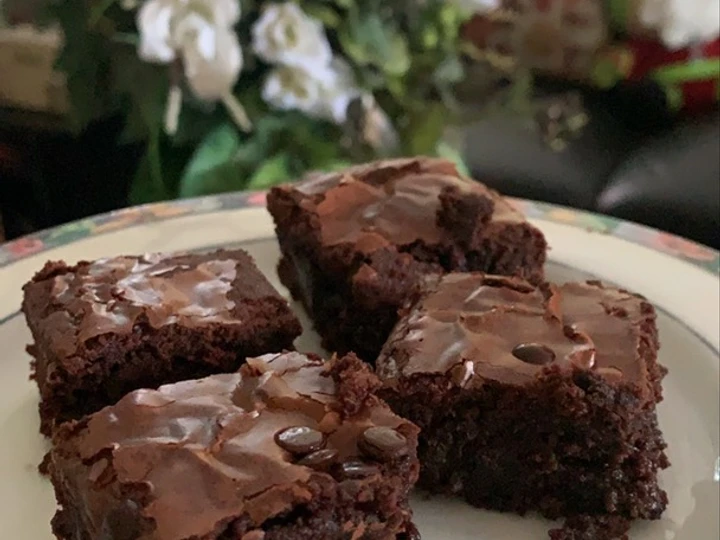 Cara Mudah Menyiapkan Resep Fudgy brownies with shiny crust tanpa mixer yang Uenak Anti Ribet, Uenak Banget