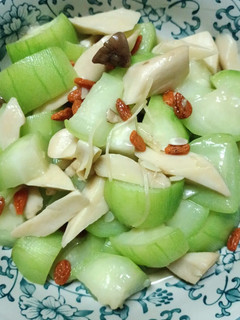 杏鮑菇燴絲瓜 的食譜成品照片