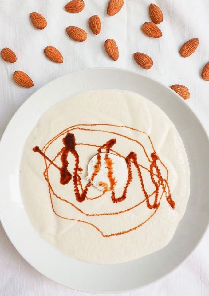 Una foto de Ajoblanco con queso de cabra ☀️