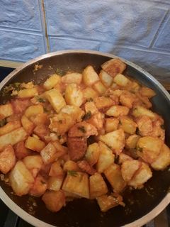 Una foto de Patatas fritas aliñadas al ajillo