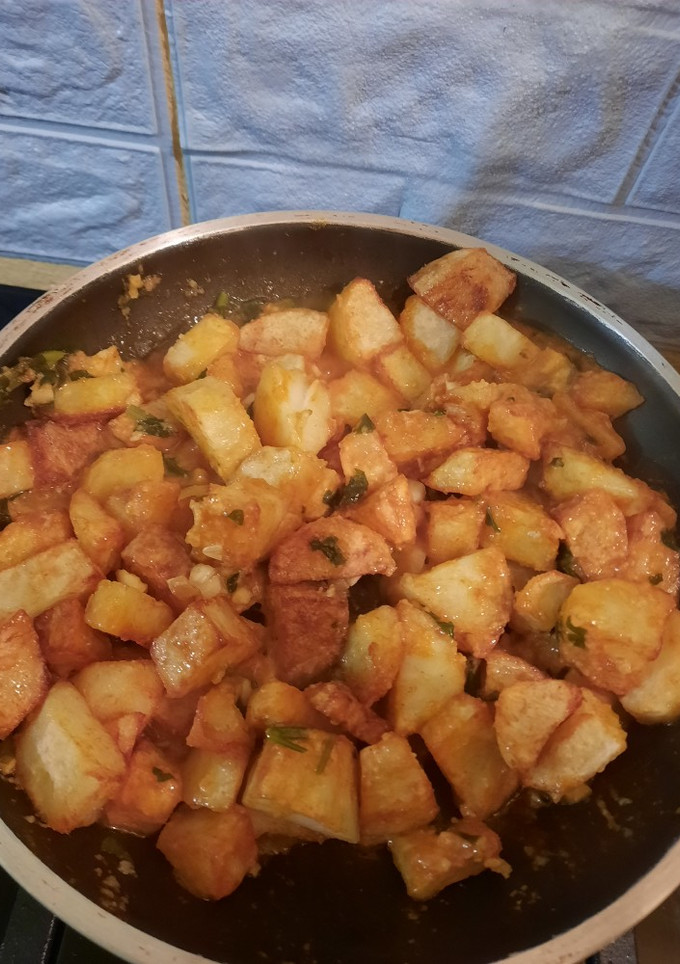 Una foto de Patatas fritas aliñadas al ajillo
