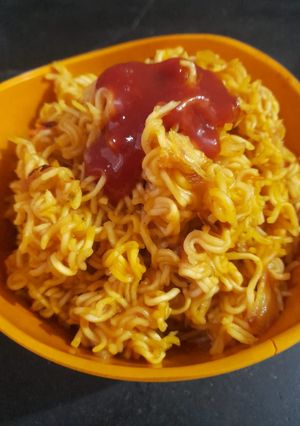 সসি নুডলস(saucy noodles recipe in Bengali) রেসিপির প্রধান ছবি