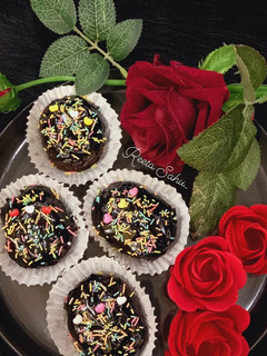 ब्लैक फॉरेस्ट कप केक (Black forest cup cake recepie in hindi) रेसिपी मुख्य फोटो