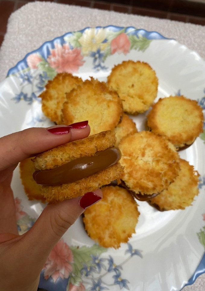 Una foto de Alfajores de coco y dulce de leche