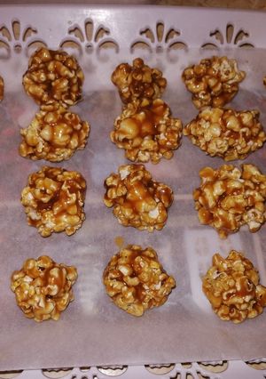 Karamellás popcorn golyó recept fotója