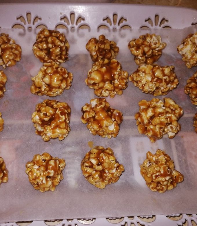 Karamellás popcorn golyó recept fotója