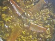 Una foto de coliflor con pimentón y ajo