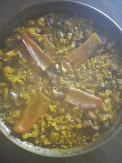 Una foto de Paella de costillas con coliflor y ajos tiernos