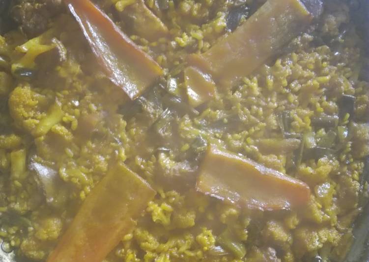Paella de costillas con coliflor y ajos tiernos