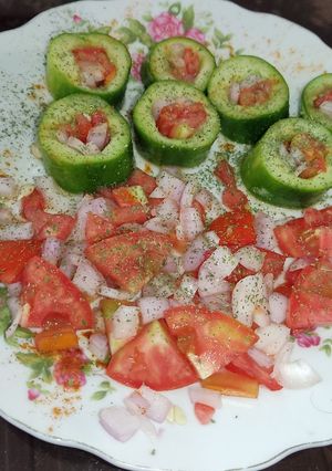 عکسی از دستور سالاد سوشی😋🧅🥒🍅