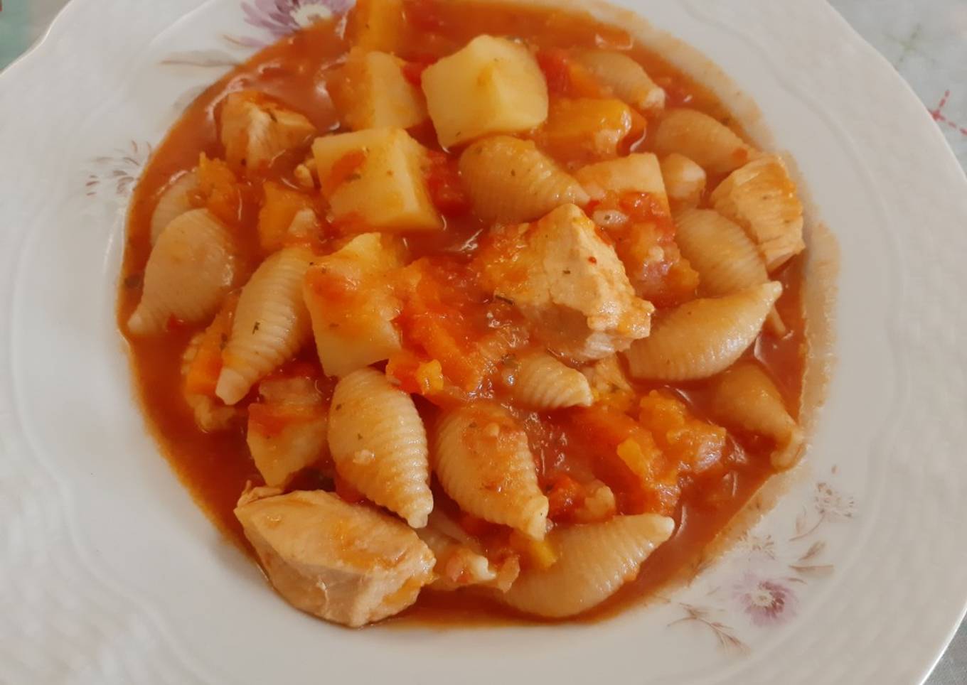 Guiso de pollo y fideos