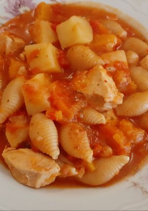 Una foto de Guiso de pollo y fideos