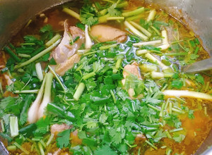 Hình của món Lẩu gà lá giang.