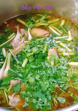 Hình của món Lẩu gà lá giang.