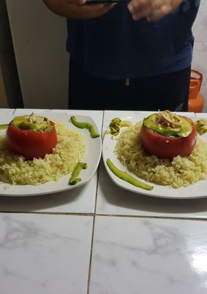 Una foto de Tomate 🍅 relleno con pollo🍗 y palta con una cama de arroz