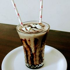 A picture of Banana chocolate milkshake.