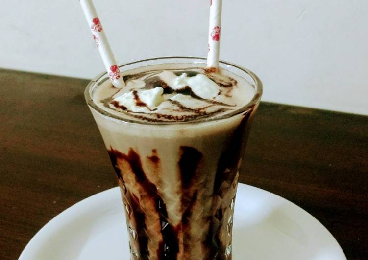 Recipe of Perfect Banana chocolate milkshake