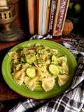 Farfalle sull' erba cipollina con zucchine e acciuga