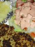Milanesa de res, papas horneadas con queso mozarela y ensalada