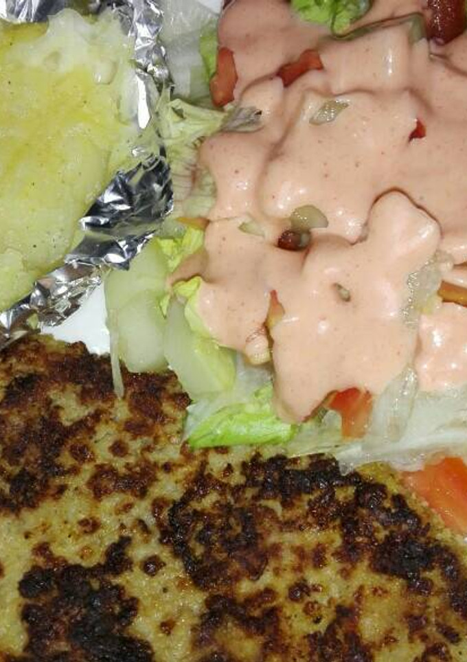 Una foto de Milanesa de res, papas horneadas con queso mozarela y ensalada