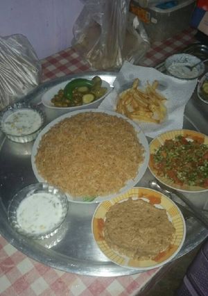 صورة لوصفة أرز محمر مع سلطة خيار