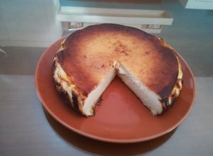 Una foto de Tarta de queso cremosa con queso de oveja