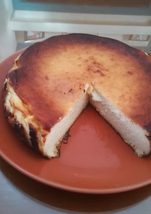 Una foto de Tarta de queso cremosa con queso de oveja