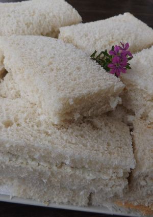 Foto principal de Sándwiches con queso Roquefort, queso Philadelpia y nueces picadas