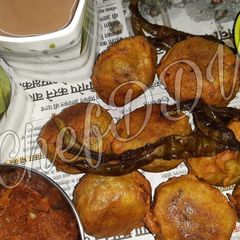 A picture of Aloo bonda.